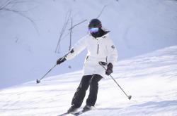 英雄联盟总决赛2025-奥地利滑雪选手攀登高峰，夺得冠军