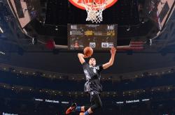 英雄联盟总决赛赛程-跨洋对决的决胜瞬间，小贾伦挺身而出，猛龙力克辽宁队