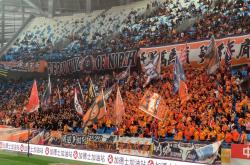 LOL决赛-联赛火爆展开，球队实力较量激烈