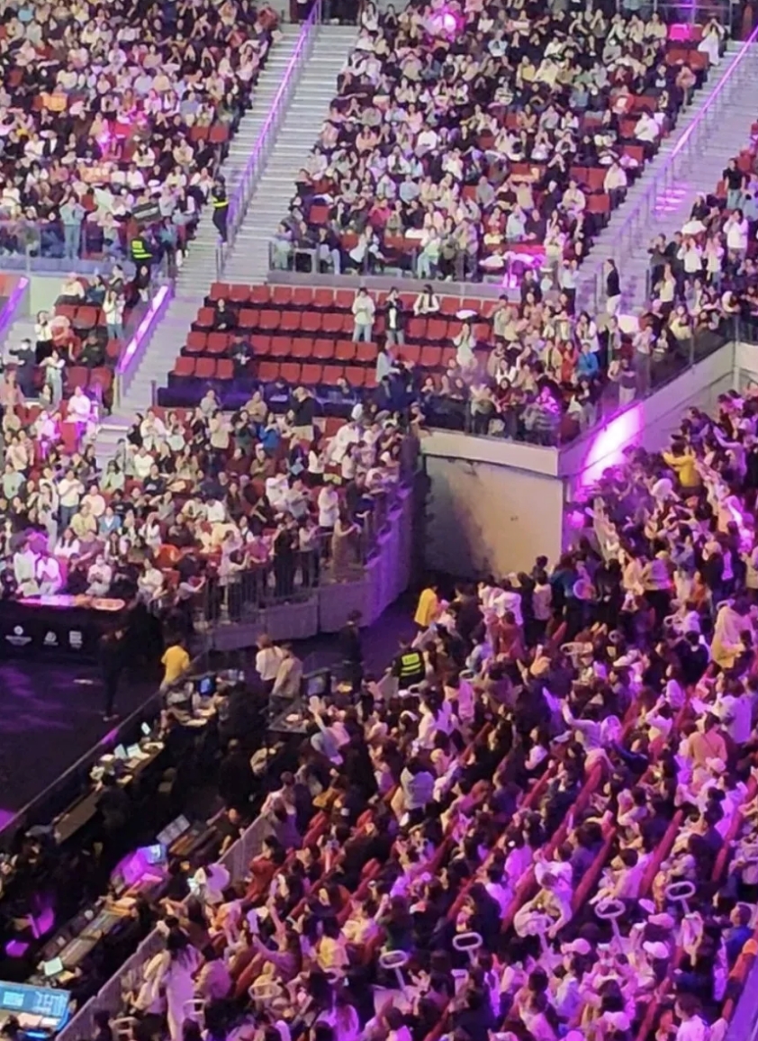 现场观众尽欢欣，精彩比赛感动万千人