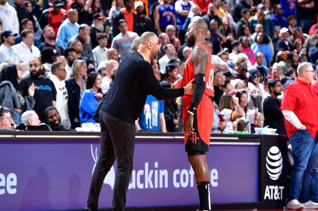 包含火箭队实力雄厚，轻松击败对手的词条