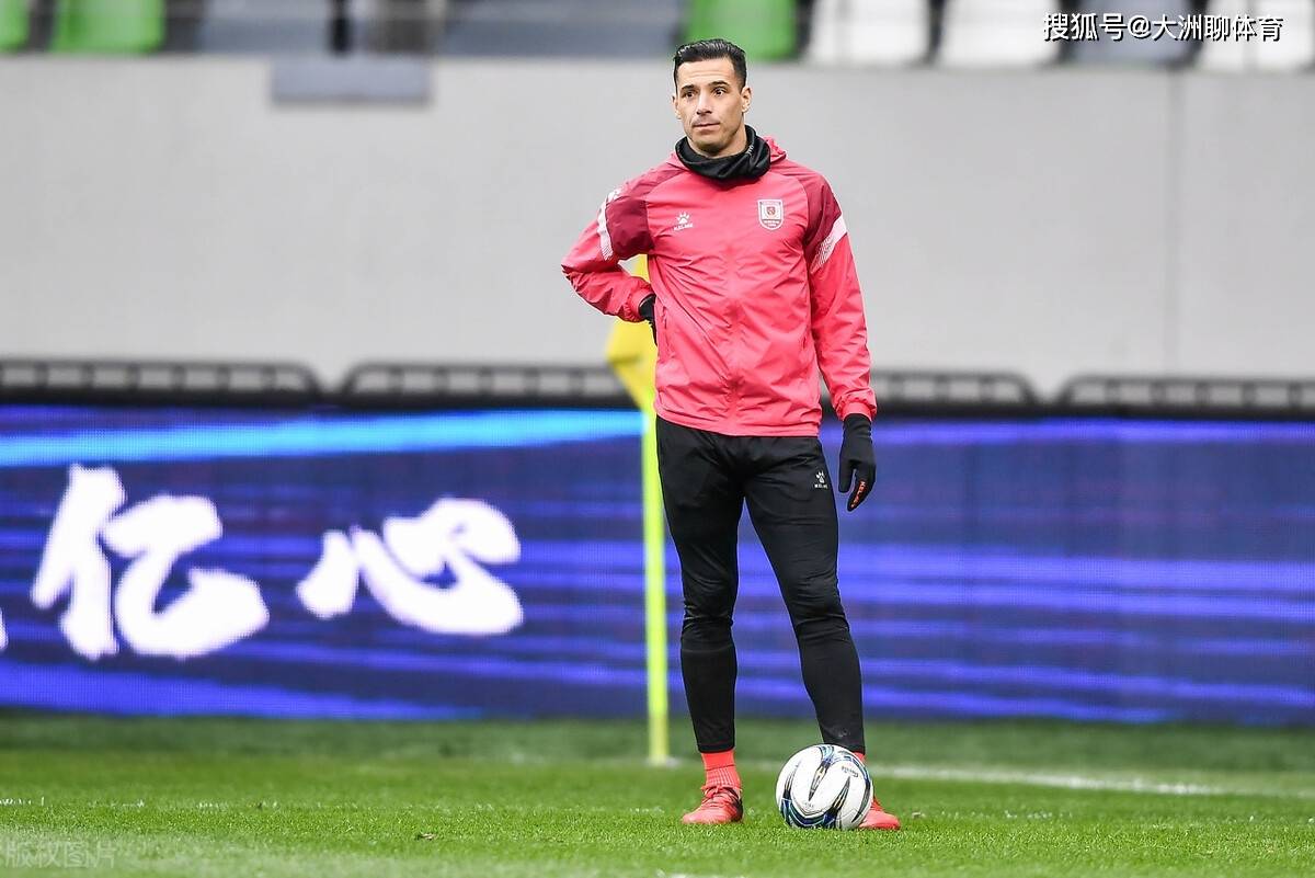 法兰克福主教练点赞球员默契配合