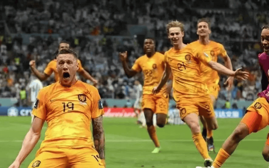 荷兰队艰难击败乌拉圭，晋级半决赛