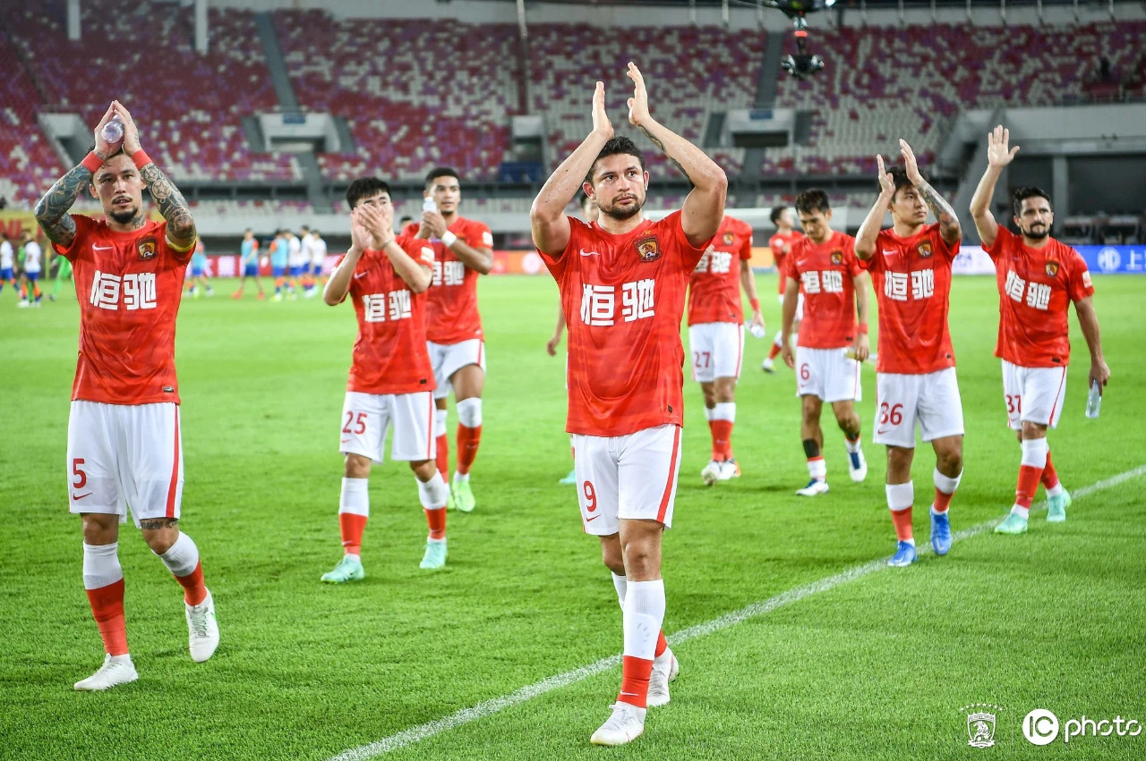 球队教练团队展现默契，战术成功奏效