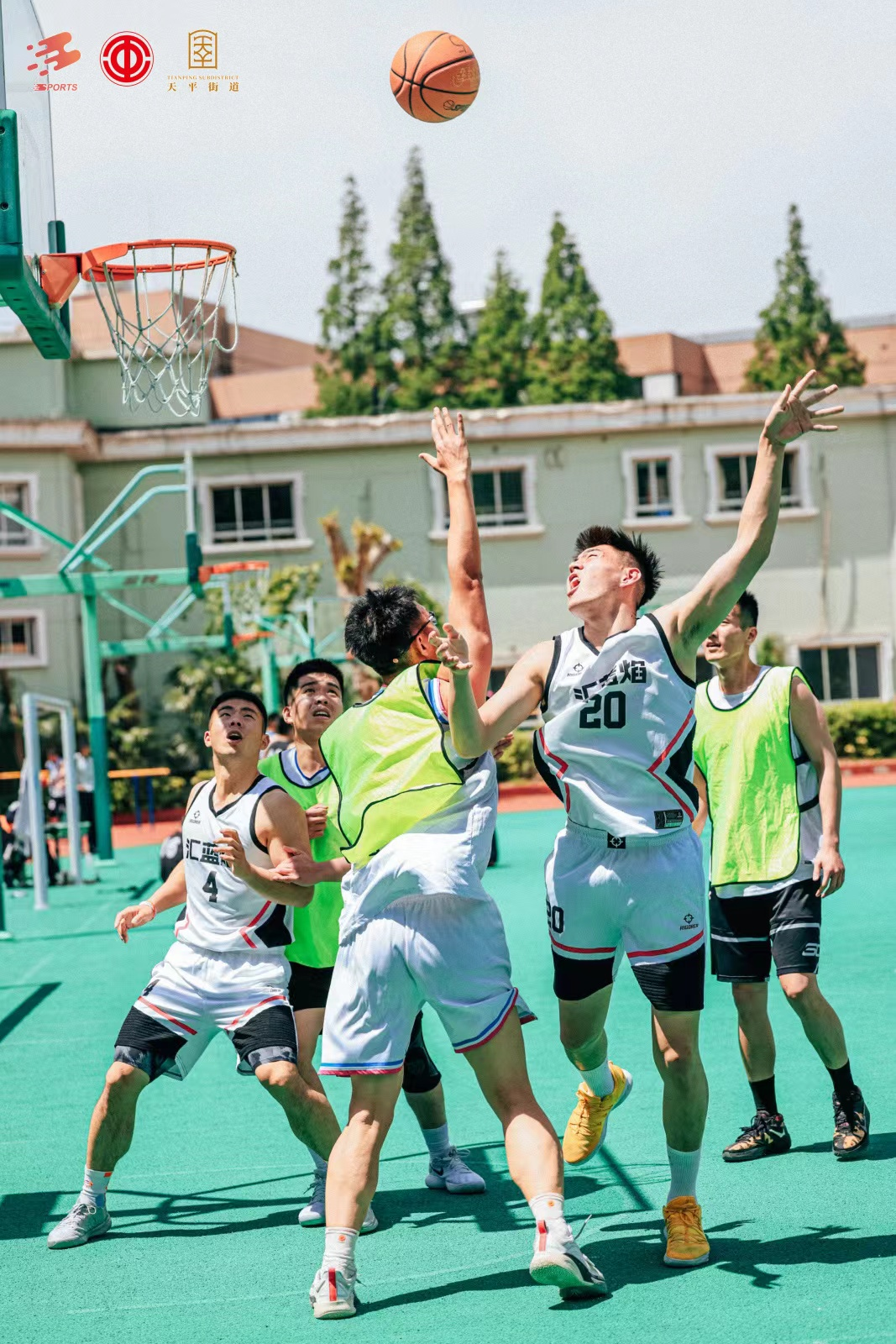 精彩的篮球对决让球迷沉浸其中