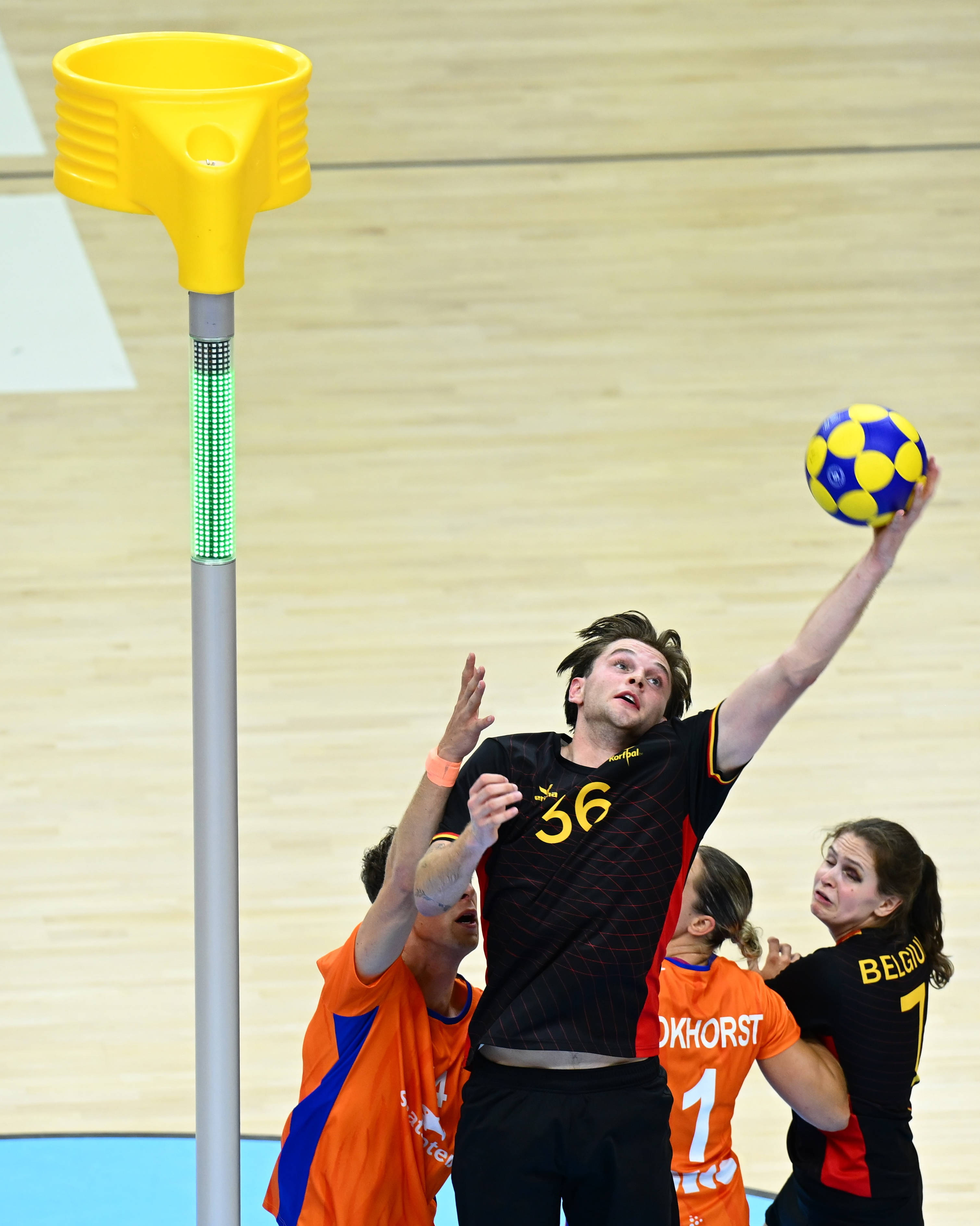 关于荷兰队在比赛中表现出色,引领球队取得胜利的信息 关于荷兰队在比赛中表现出色,引领球队取得胜利的信息