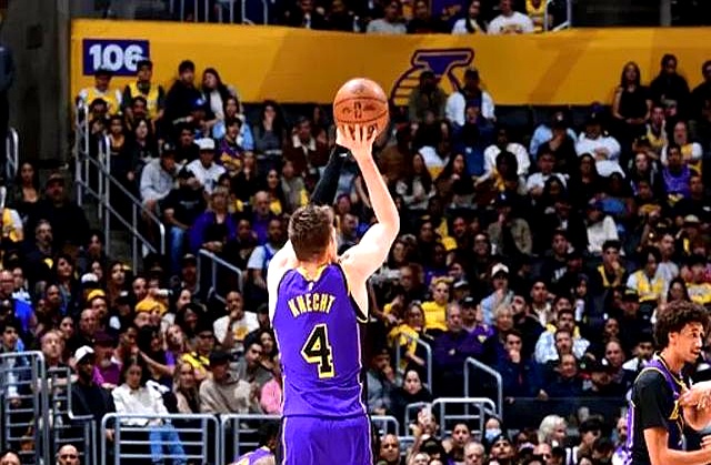 鹈鹕队主帅表示球队关键时刻应变能力强的简单介绍