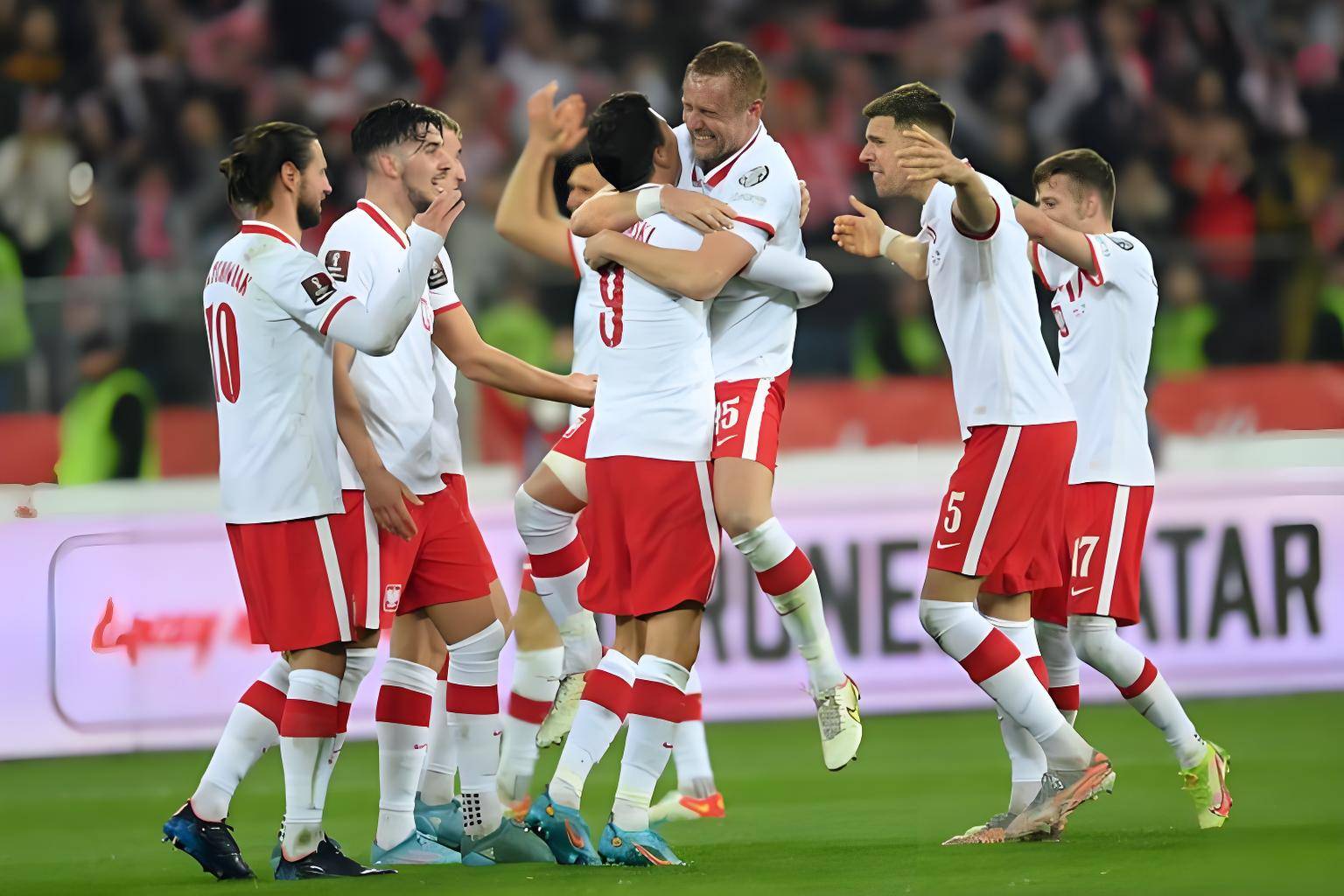 里昂险胜利物浦,莱万状态火热 里昂险胜利物浦,莱万状态火热