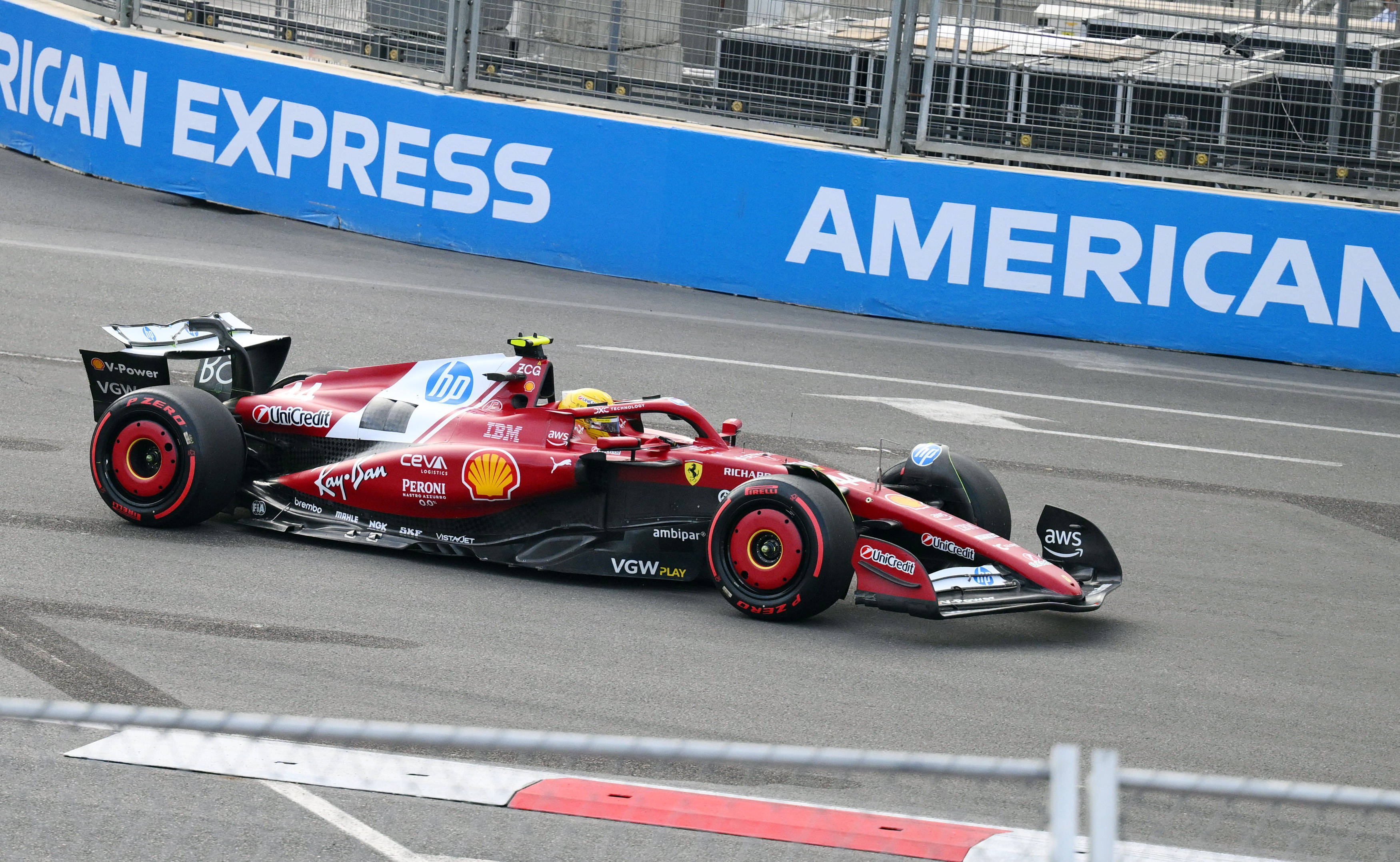 雷诺车队碾压迈凯伦，皮亚斯特里统治全场