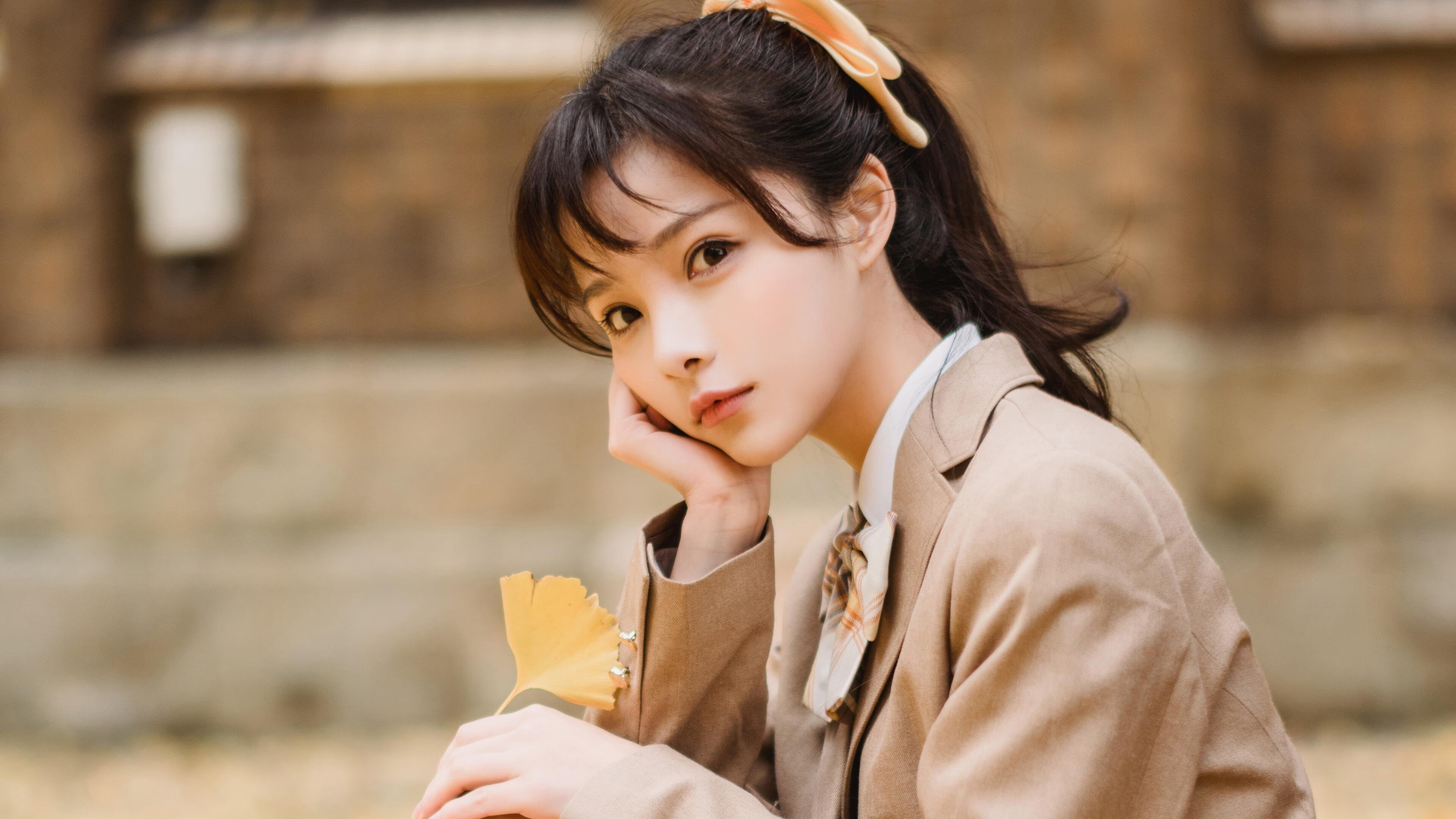 双赛道的轰鸣与寂静,当F1决战之夜遇见本泽马的巅峰之证