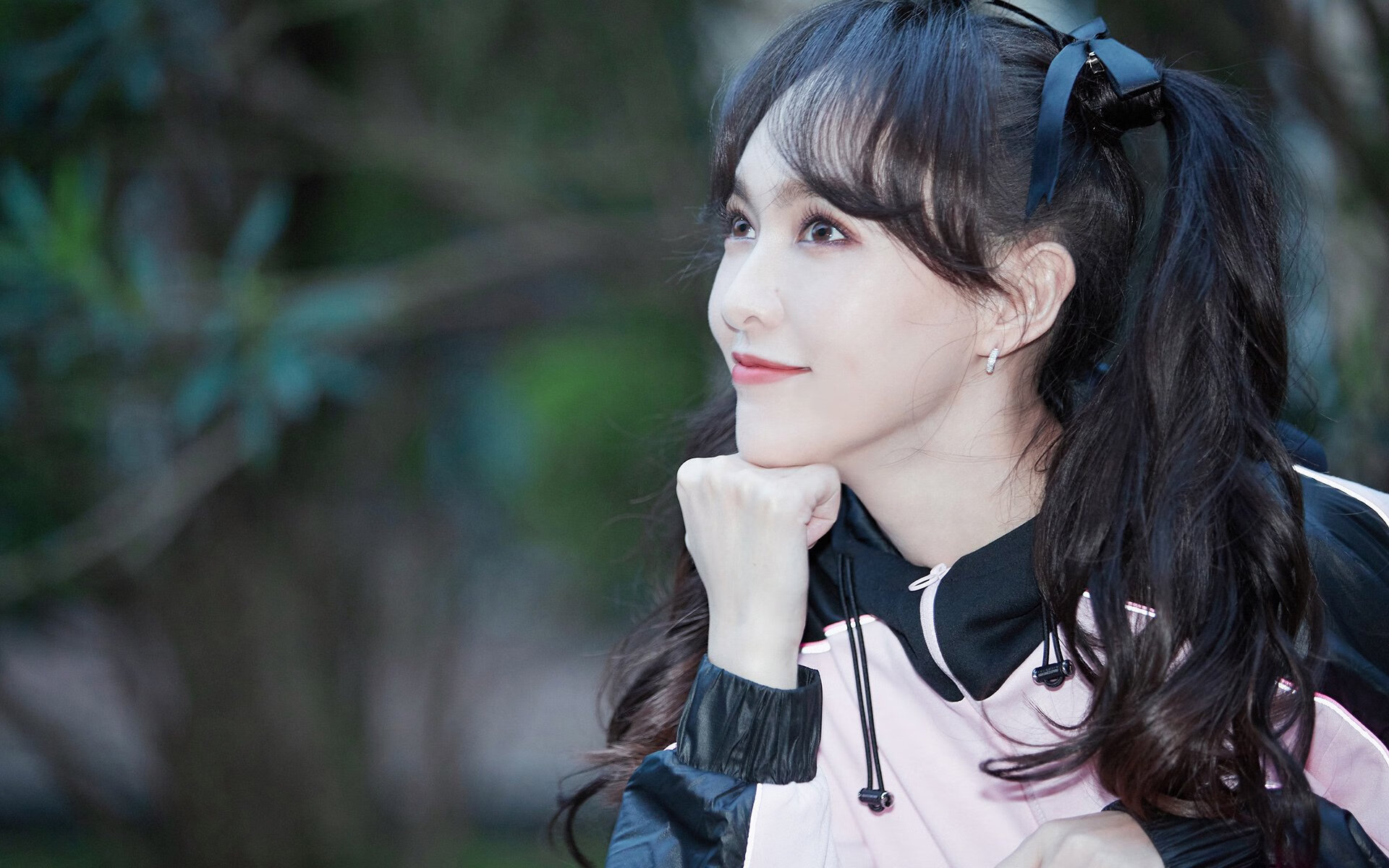 蓝黑之战与荔枝味的汗水，一场错频的体育之夜